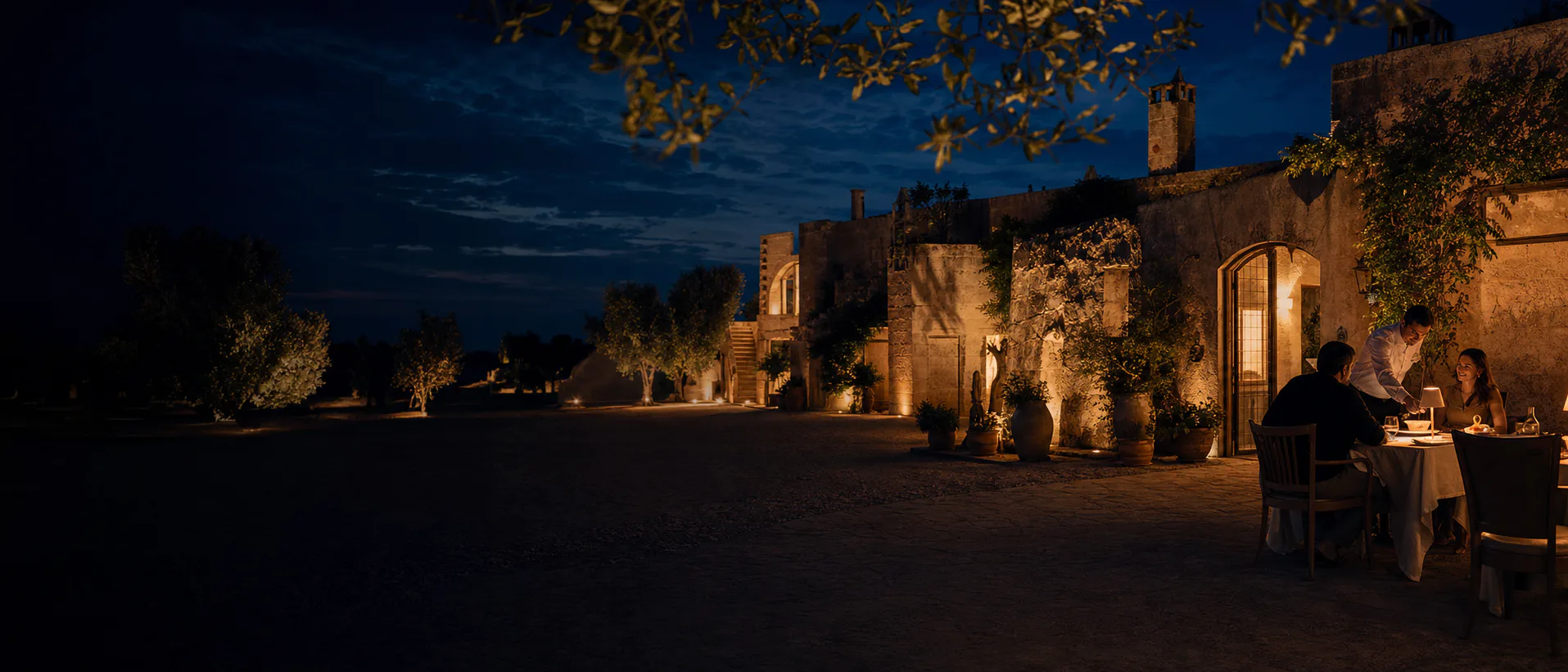 Masseria del Sud Italia al crepuscolo con ospiti a cena